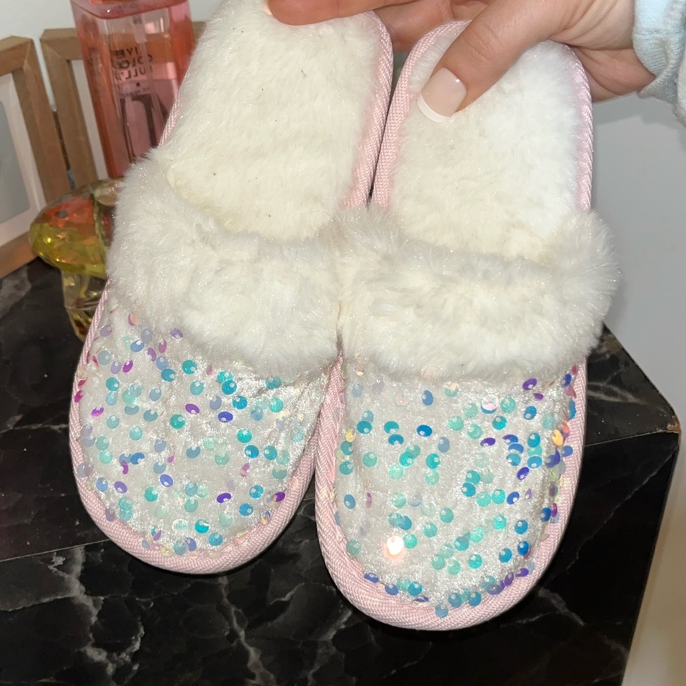 Girls slippers, size 3 brand new